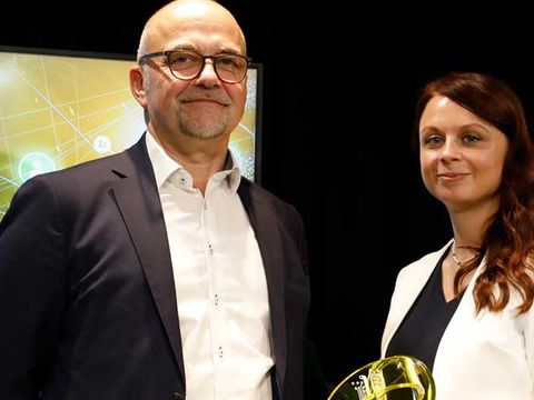 Laudator Michael Eberhard (Direktor Technik und Produktion Südwestrundfunk) und Preisträgerin Susanna Schwarzmann (2.Preis)