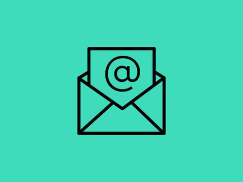 Icons für Briefumschlag und @-Zeichen symbolisieren Newsletter