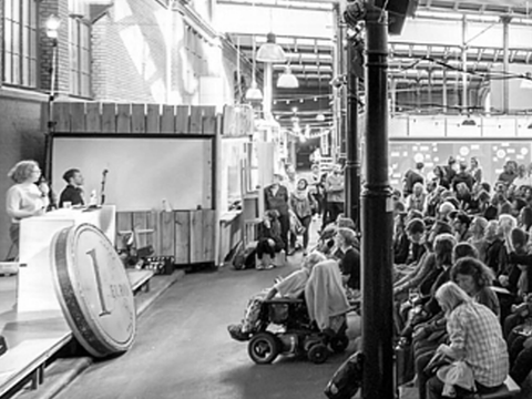 Stadtforum Berlin, viele Menschen sitzen vor Bühne