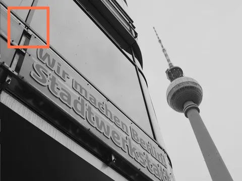 Gebäude und Fernsehturm, Quadrat in orange