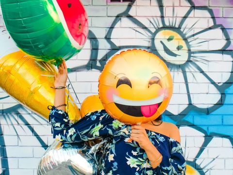 Bild einer Frau mit Luftballons