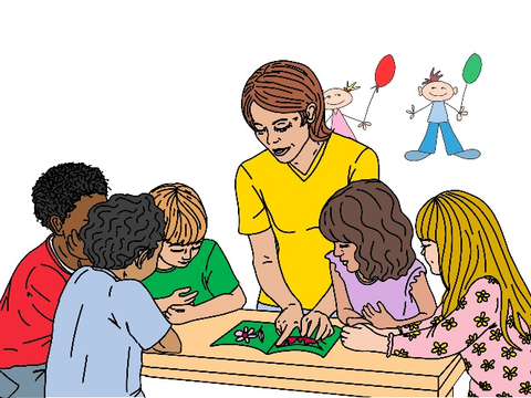 Eine Erzieherin blättert mit Kindern in einem Bilderbuch