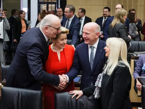 Ministerpräsident Woidke (Brandenburg) begrüßt vor der 1052. Sitzung des Bundesrates am 21.03.2025 den Regierenden Bürgermeister Wegner, Senatorin Spranger und Bürgermeisterin Giffey (Berlin)