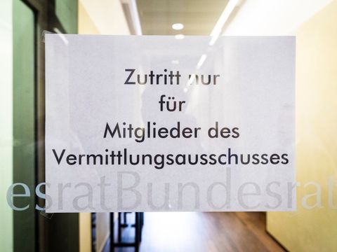 Schild an einer Tür im Bundesrat mit der Aufschrift "Zutritt nur für Mitglieder des Vermittlungsausschusses"