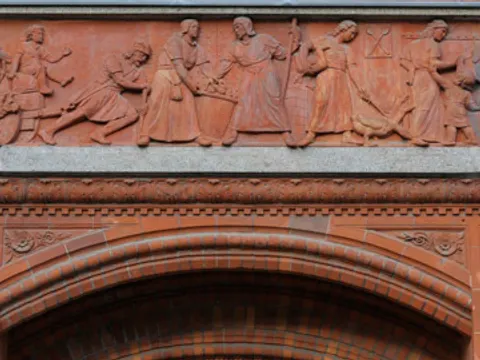 Steinerne Chronik am Roten Rathaus - Gang zum Markt - Gustav-Böß-Straße
