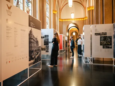 Eröffnung der Ausstellung „Der Warschauer Aufstand 1944 / Powstanie Warszawskie 1944“ des Museums des Warschauer Aufstands mit Jan Tombiński (Botschafter der Republik Polen) und Kai Wegner (Regierender Bürgermeister), Jan Oldakowski (Direktor Museum Warschauer Aufstand), Pawel Ukielski (stellvertretender Direktor Museum Warschauer Aufstand), im Berliner Rathaus