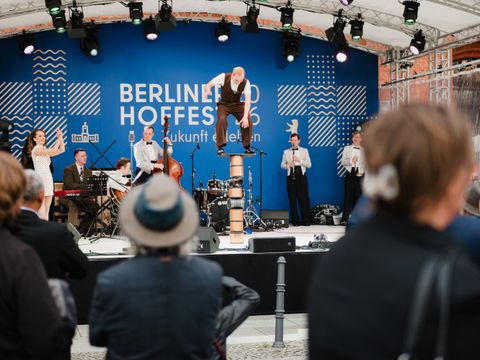 Auf einer Bühne im Hof des Roten Rathauses spielt eine Musikband zum Berliner Hoffest 2026
