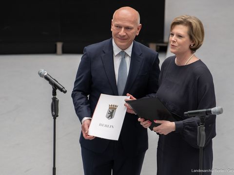 Berlins neuer Regierender Bürgermeister Kai Wegner leistet im Berliner Abgeordnetenhaus seinen Amtseid und bekommt von Cornelia Seibeld, Präsidentin des Abgeordnetenhauses von Berlin, die Urkunde