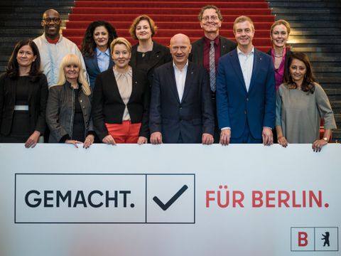 Der Berliner Senat auf der Eingangstreppe des Roten Rathauses.