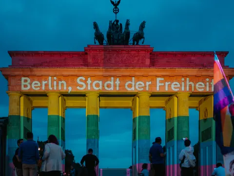 Brandenburger Tor wird in Regenbogenfarben angeleuchtet am 26.07.2026