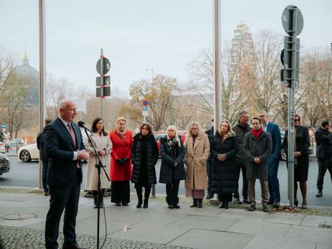 Flaggenhissung zum Internationalen Tag zur Beseitigung von Gewalt gegen Frauen am 25.11.2025