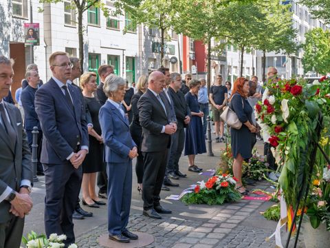 Kranzniederlegung und Gedenken an die Opfer der Berliner Mauer anlässlich des 65. Jahrestags des Baus der Berliner Mauer