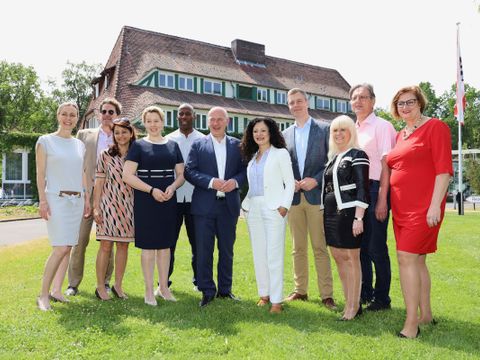 Gruppenbild des neuen Berliner Senats während der Senatsklausur am 10. und 11. Juni 2023 in Templin
