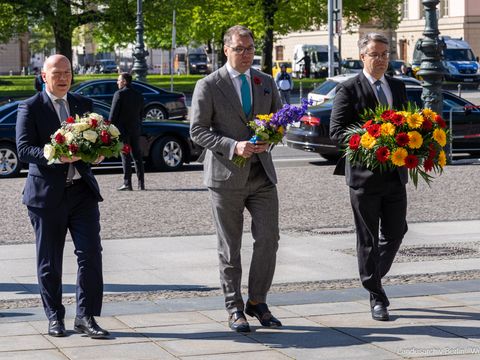 Stilles Gedenken und Niederlegen eines Blumengebindes anlässlich des 78. Jahrestages des Endes des Zweiten Weltkrieges mit dem Botschafter der Ukraine in Deutschland Oleksij Makejew, Regierender Bürgermeister Kai Wegner, Staatsminister bei der Bundesministerin des Auswärtigen Tobias Lindner in der Neuen Wache, Unter den Linden 5-7, Berlin-Mitte.