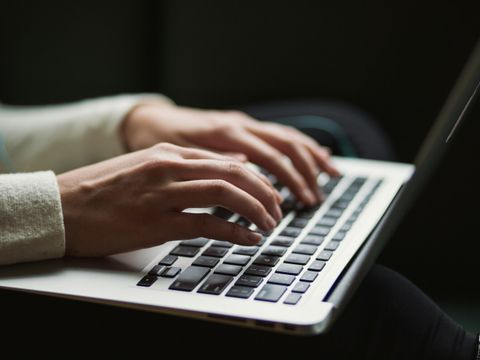 Frau am Laptop