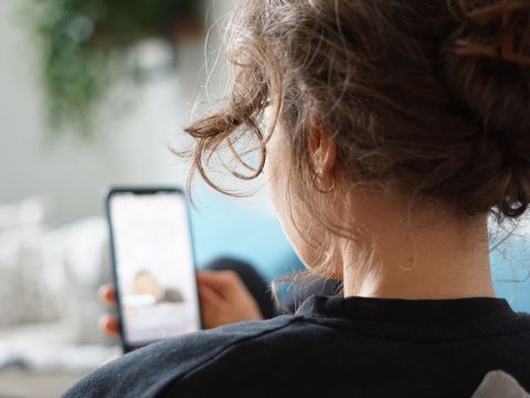 Frau mit Smartphone