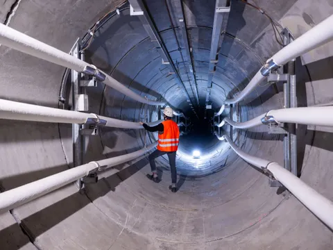 Ein Techniker steht in einem Kabeltunnel unter Berlin