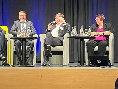 Vergabetag 2025 Podium mit Präsidentin Klingen