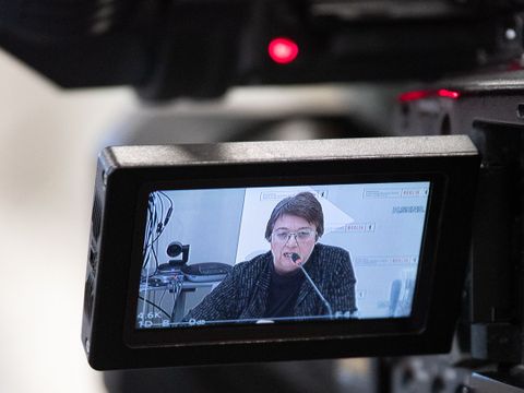 Präsidentin Klingen durch Kamera