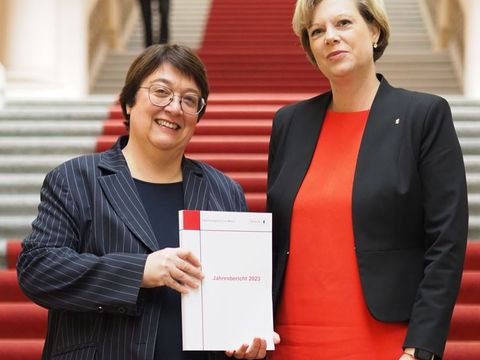 Präsidentin Klingen und die Präsidentin des Abgeordentenhauses Cornelia Seibeld (Bild: RHvB)