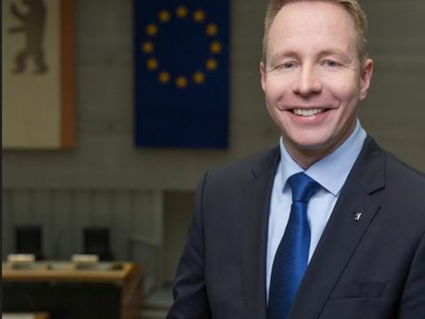 Parlamentspräsident Dennis Buchner im Plenarsaal des Abgeordnetenhauses von Berlin