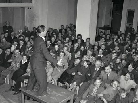 Geflüchtete Artisten aus der DDR im Flüchtlingslager Jebensstraße (Charlottenburg), April 1953 (Bild: Landesarchiv Berlin)