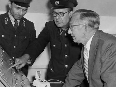 Otto Theuner (SPD), hier 1956 als Verkehrssenator bei der Besichtigung des U-Bahn-Stellwerks Kurt-Schumacher-Platz (Bild: Landesarchiv Berlin)