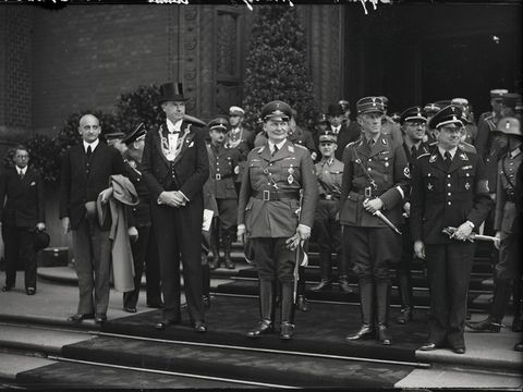 Staatsakt am 30. April 1934 zur Amtseinführung des Staatskommissars für Berlin Julius Lippert. Von links nach rechts: Heinrich Sahm, Oberbürgermeister von Berlin (mit Amtskette), Hermann Göring, Julius Lippert (Bild: Landesarchiv Berlin)