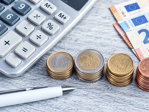 Taschenrechner und Euro-Geld