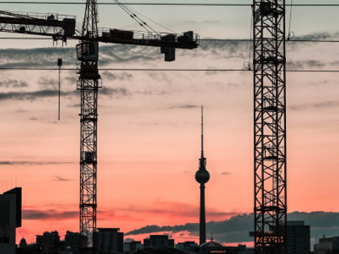 Der Fernsehturm und Kräne auf einer Baustelle in Berlin von der Warschauer Brücke aus gesehen.