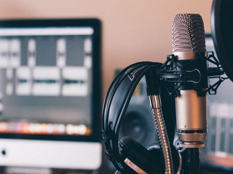 Aufnahme eines Podcasts mit Kopfhörer und Mikro