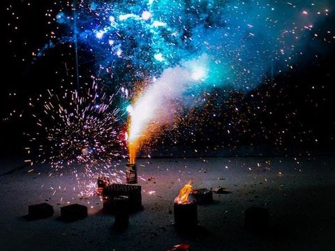 Ein abbrennendes Silvesterfeuerwerk.