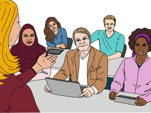 Frauen und Männer sitzen in einem Raum und arbeiten mit dem Laptop