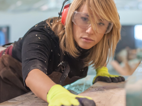 Junge Handwerkerin