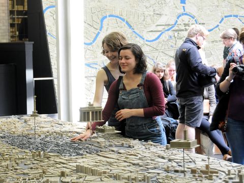 Mit dem Tastmodell der Berliner Innenstadt können Stadträume und Gebäude taktil erfasst werden.