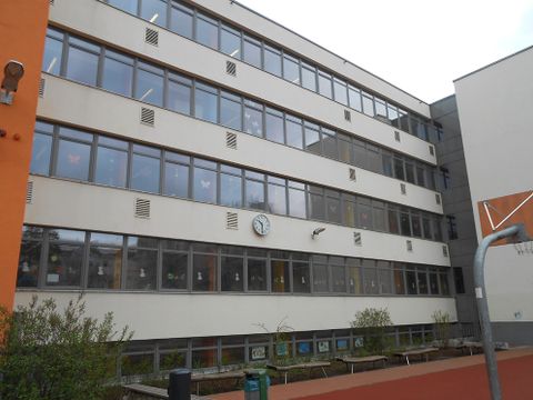 Grundschule am Teutoburger Platz mit Zu- und Abluftöffnungen der dezentralen Lüftungsanlage (Bild: SenSBW)