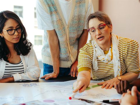 Gruppe von Eltern arbeiten zusammen