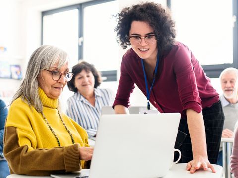 Gruppe von älteren Menschen nimmt an Technikunterricht teil