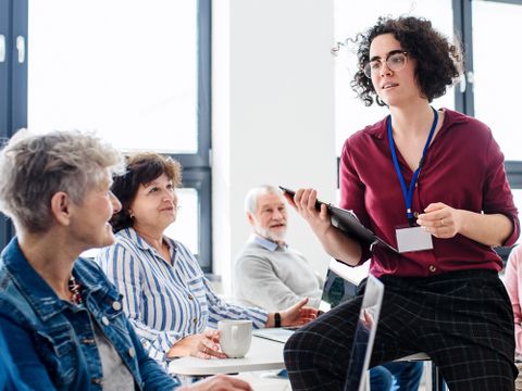 Gruppe von älteren Menschen nimmt an Technikunterricht teil
