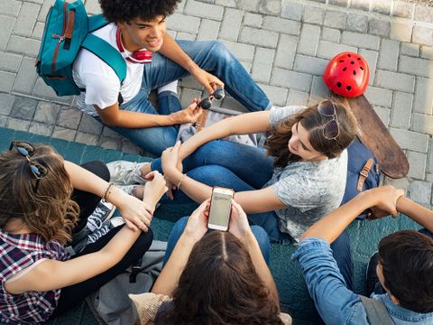 Freundesgruppe sitzt draußen zusammen