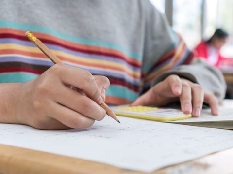 Nahaufnahme von Schüler, der einen Test schreibt
