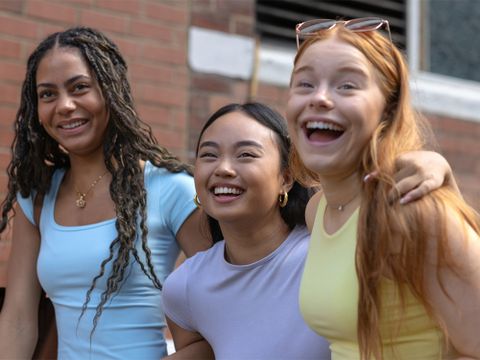 Drei Teenager Mädchen lächen zusammen
