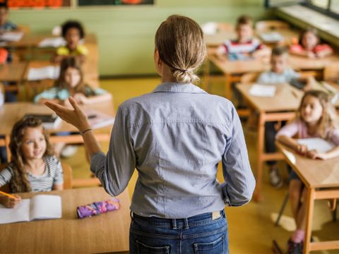 Lehrerin hält einen Vortrag vor einer Grundschulklasse