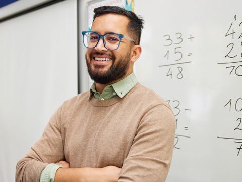 Ein Lehrer steht vor einem Whiteboard