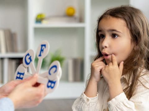 Eine Kind macht Sprachübungen nach Vorgaben