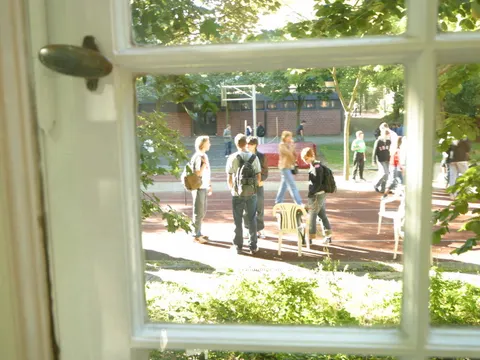 Schüler auf dem Schulhof