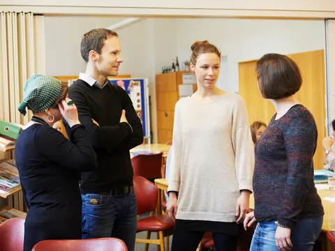Vier Lehrkräfte tauschen sich aus