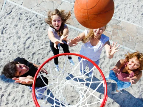 Jugendliche spielen Basketball