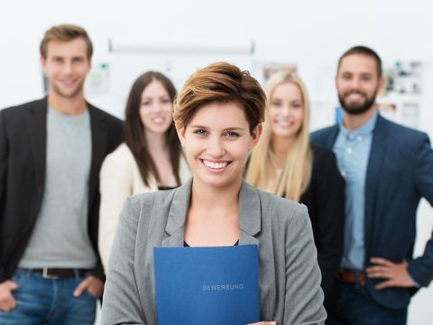 lächelnde junge bewerberin