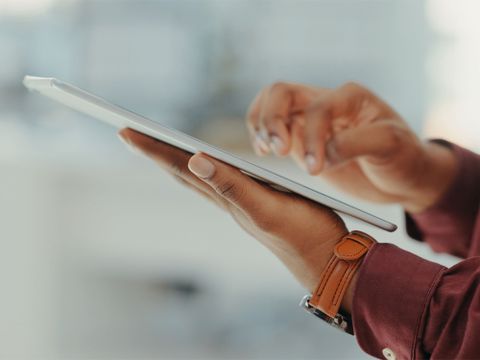 Frau hält ein Tablet in der Hand